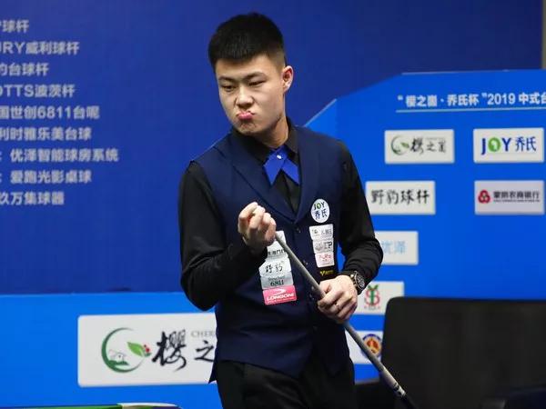 中迈出了坚 中迈出了坚