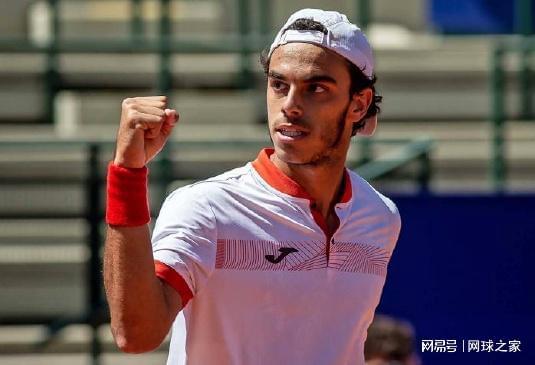 正是他在场 正是他在场